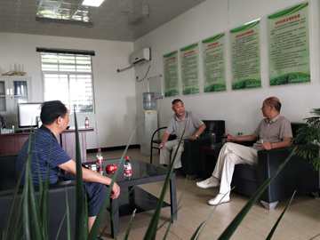 刘主任、市社业务科调研腾龙蔬菜专业合作�?.jpg